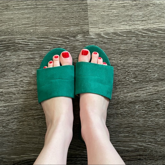 A New Day Kelly Green Sandals - Picture 3 of 3